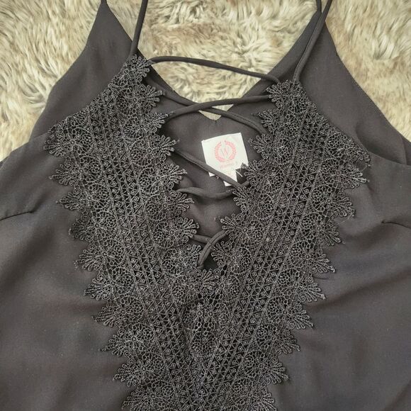 Wanna B Spaghetti Strap Tank with Lace Trim V-Neck and Criss Cross Straps Medium - Picture 2 of 9